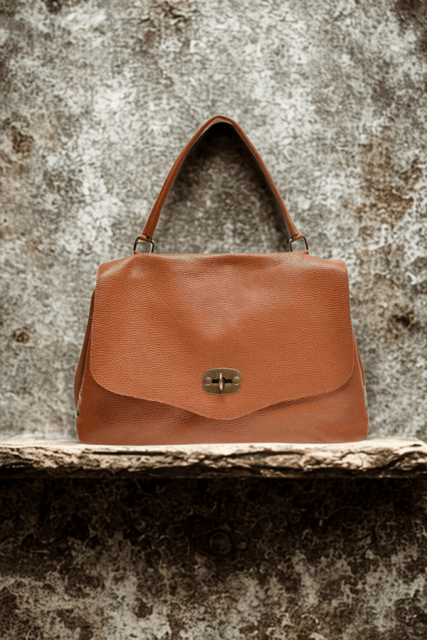 Borsa in vera Pelle "Cassiopeia" - Postina spaziosa ed elegante - Colore Cuoio - YULUBAGS